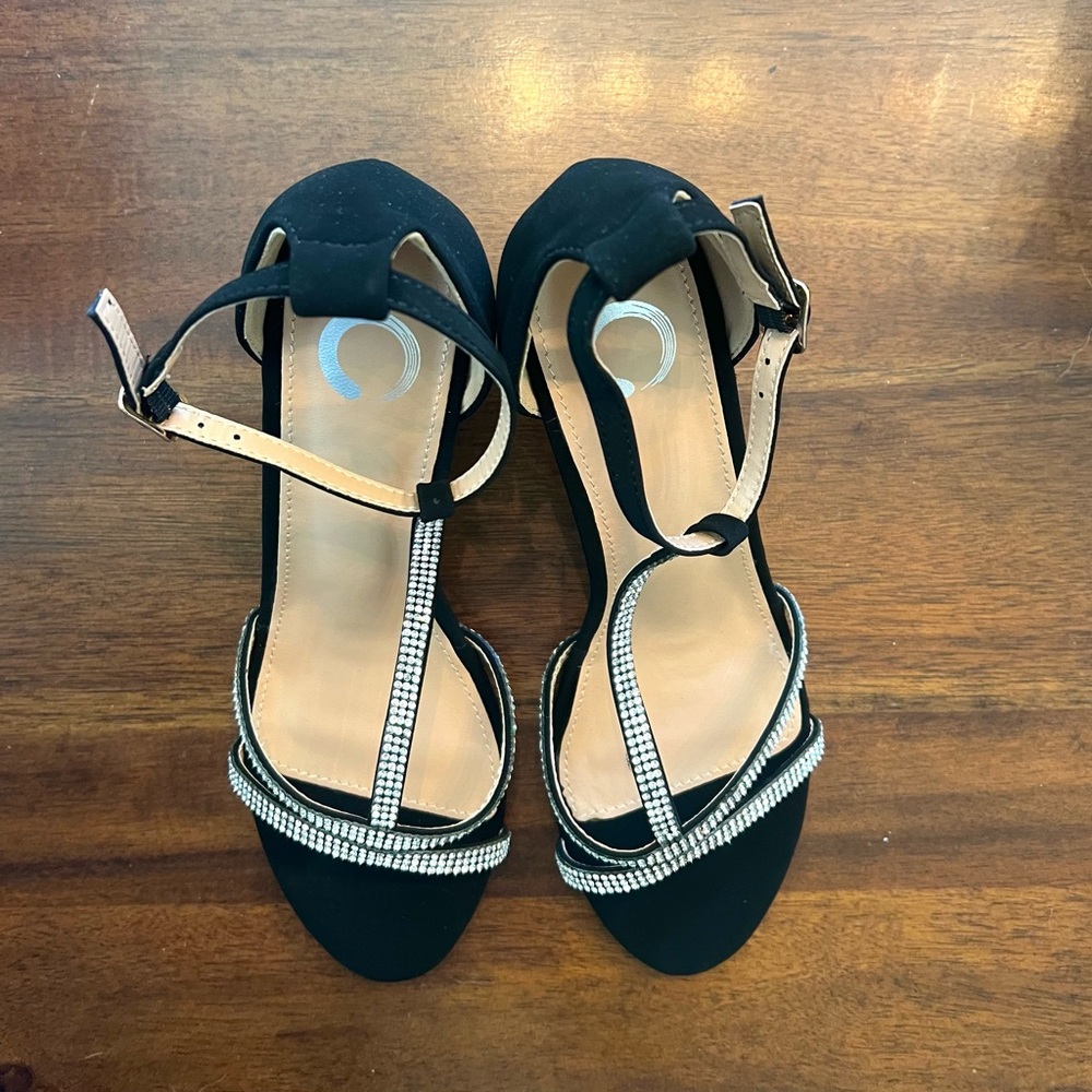 Journee Collection Denali Pump Black